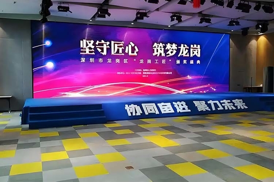 P4.8 HD レンタル LED スクリーン 16 ビット グレイスケール 7680Hz ダイナミックステージと小売ディスプレイのリフレッシュレート